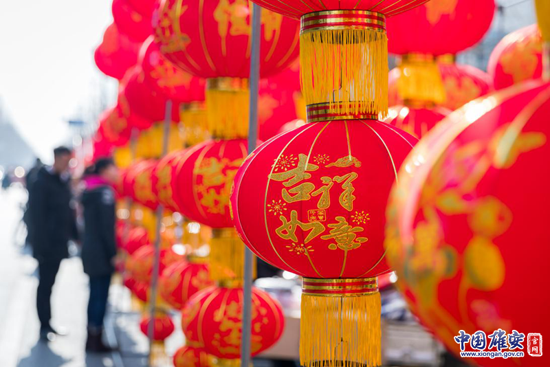 农历腊月二十三，北方“小年”至，过年模式正式开启。雄安新区容城县街头，喜庆的灯笼挂满了集市，年味正浓。中国雄安官网记者马梦迪 摄