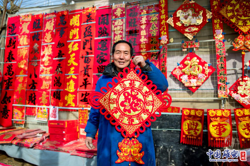 农历腊月二十三，北方“小年”至，过年模式正式开启。雄安新区容城县街头，商家摆起了春联、福字等年货，营造出浓浓的过年氛围。中国雄安官网记者马梦迪 摄