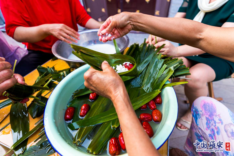 放上软糯的江米。中国雄安官网记者马梦迪 摄