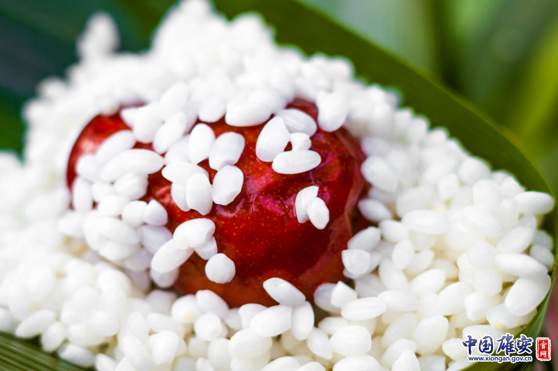 洁白的米团里仿佛嵌着颗深红油亮的玛瑙。中国雄安官网记者马梦迪 摄