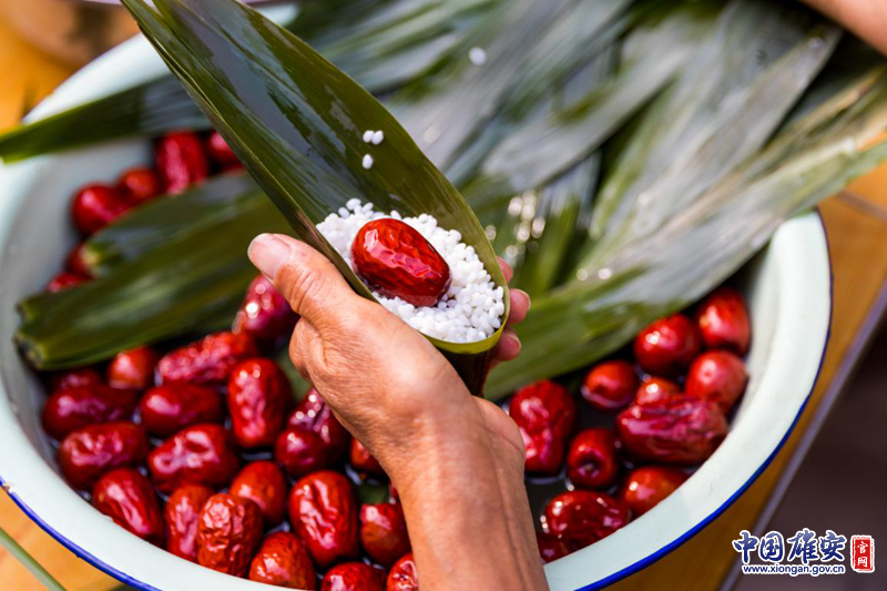 把墨绿的苇叶、雪白的糯米、鲜红的大枣放在一起，煮好的粽子才黏韧、清香！中国雄安官网记者马梦迪 摄