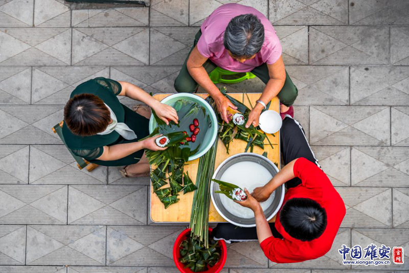 张燕的弟弟弟妹一家原本在新疆做生意，今年端午正好赶上儿子高考。弟弟、弟妹回雄安陪考，一家人得以团聚，还能过个祥和的端午节。中国雄安官网记者马梦迪 摄