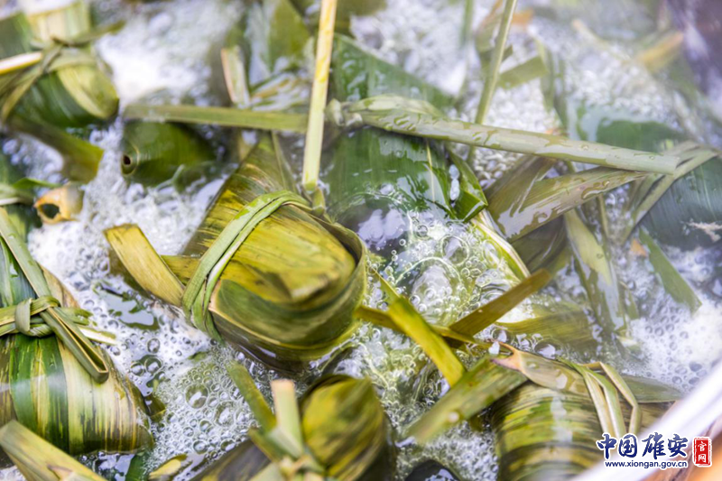 粽子下锅蒸煮，香气漫过整个院子。中国雄安官网记者马梦迪 摄
