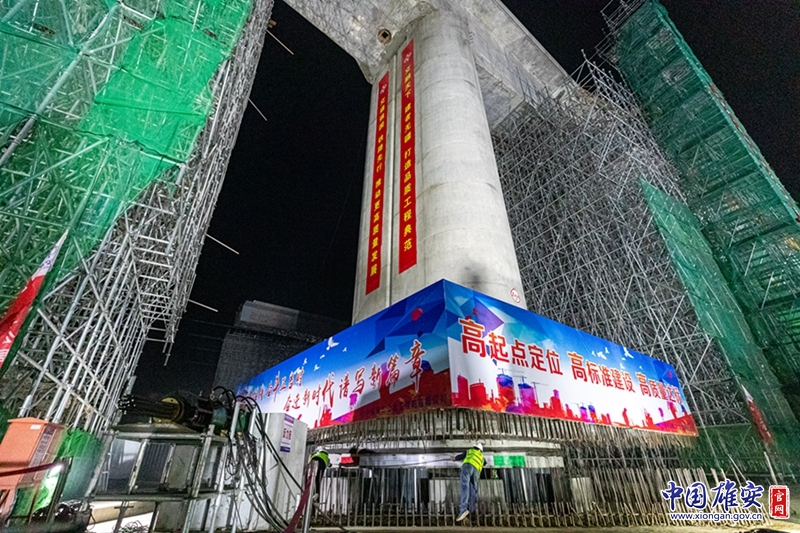 8月27日零点07分，京雄城际铁路跨津保铁路连续梁开始转体。这是京雄城际铁路全线第一个跨既有高速铁路转体，也是雄安新区第一个桥梁转体。中国雄安官网记者马梦迪 摄