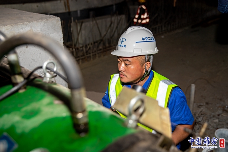 技术工人正在认真查看各项指标是否正常。中国雄安官网记者马梦迪 摄