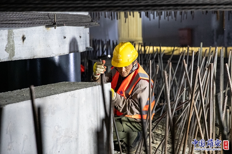 工人们在夜幕下专注的工作。中国雄安官网记者马梦迪 摄