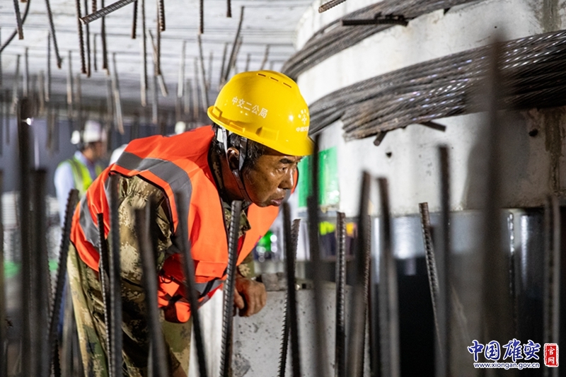 工人正在认真检查墩底。中国雄安官网记者马梦迪 摄 