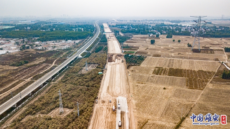 在容易线（新区段）公路一期工程施工现场，各种机械车辆正在忙碌作业。中国雄安官网高盟 摄