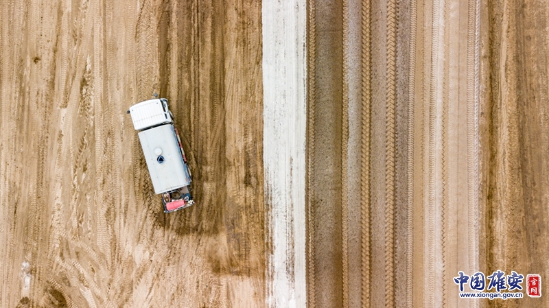 在施工过程中，容易线（新区段）公路一期工程始终坚持绿色修路，随处可见的雾炮车是环境保护的一道重要防线。中国雄安官网高盟 摄