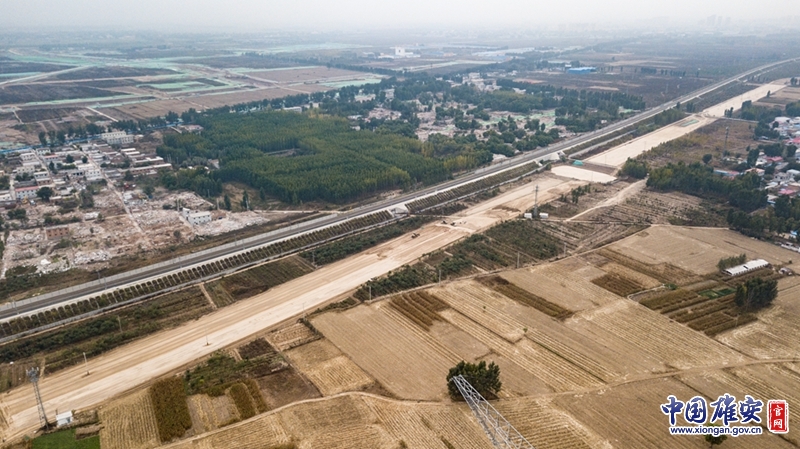 容易线（新区段）公路全长约18.5公里，双向6车道，设计时速80公里。建成后，将成为雄安新区主要的建筑材料运输通道。中国雄安官网高盟 摄