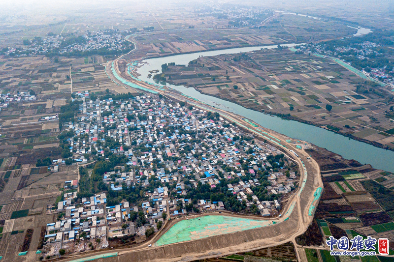 2019年10月22日从空中俯瞰沟市村。位于河北雄安新区容城县城北6公里的贾光乡北面，拒马河南岸，有个村庄叫沟市村，这里是元初著名诗人、理学家刘因的故里，距今已有1000多年历史。该村“赵振云家老宅”被列入了“乡愁点”。目前，容城县南拒马河右堤需进行防洪治理工程建设（河道以南约30米范围内建筑全部拆除），该村部分建筑包括“赵振云家老宅”将要面临拆除。中国雄安官网记者马梦迪 摄