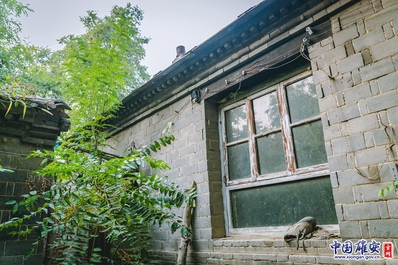 老宅的主人是个农民，春天，下地干活种庄稼；夏天，光着膀子树下乘凉；秋天，收获汗水换来的五谷杂粮；冬天，围着火炉取暖……中国雄安官网记者马梦迪 摄