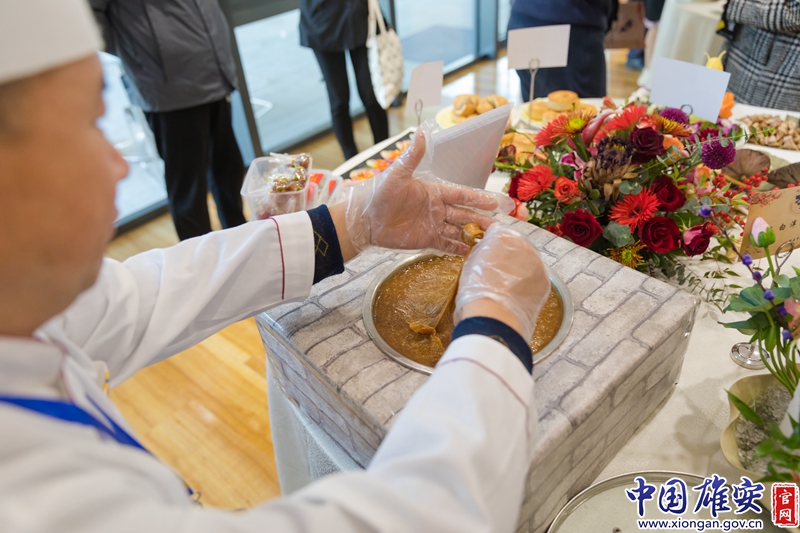 活动现场，厨师正在制作代表古老的祭灶民俗文化的雄安新区级非物质文化遗产糖瓜粘。中国雄安官网陈凯昆 摄