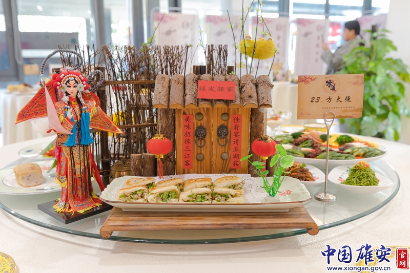 雄安传统小吃方火烧整体呈方形四角，中有两角突出形似古代的货币，寓意招财进宝。中国雄安官网陈凯昆 摄