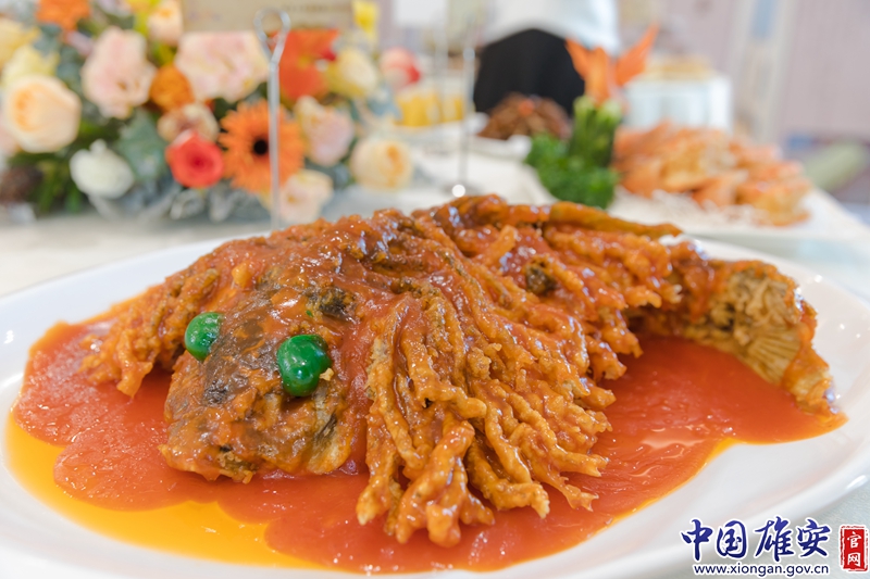 金毛狮子鱼选用白洋淀野生大鲤鱼，精心加工修饰后炸制而成，色泽金黄、造型美观。中国雄安官网陈凯昆 摄