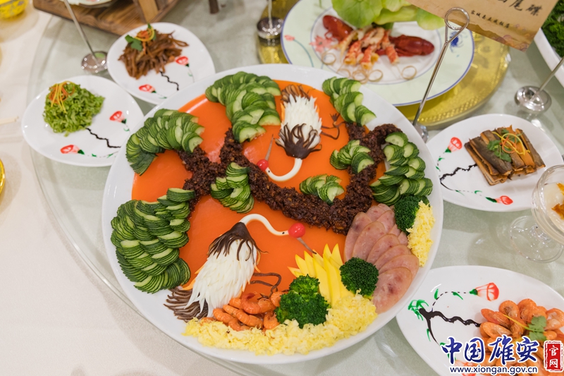 极具雄安特色的迎鹤延年拼四尾碟，由白洋淀河虾、泥鳅、小河鱼等制作而成，寓意松鹤延年，安居乐业。中国雄安官网陈凯昆 摄