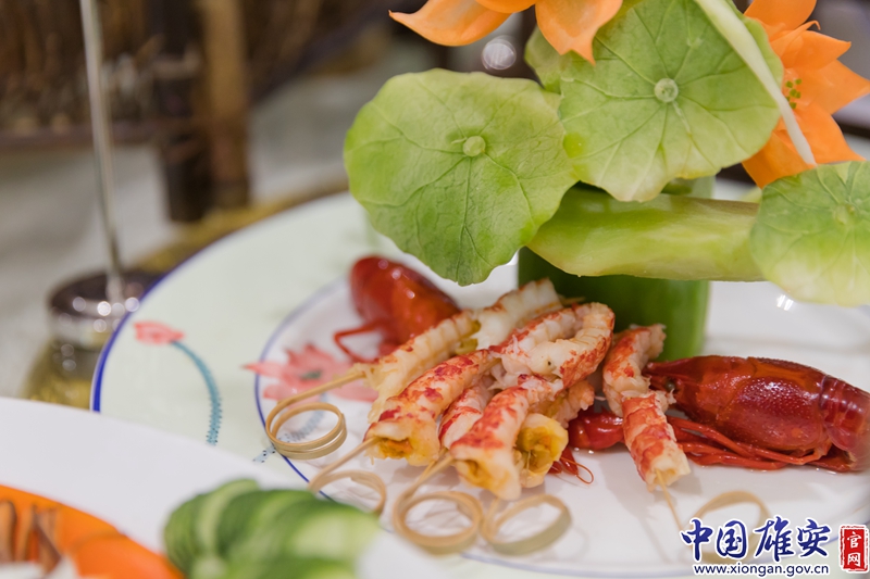 清水小龙虾肉质本身的鲜美，遇上精心调配而成的冰醉汁，成就了十年花雕冰醉白洋淀小龙虾的鲜美。中国雄安官网陈凯昆 摄