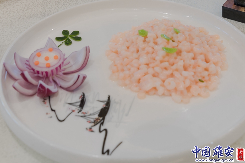 水晶河虾仁是一道传统名菜，选用白洋淀优质河虾，经过去皮、盐腌泡制、上浆冲洗等多道工序精心制作而成。中国雄安官网陈凯昆 摄