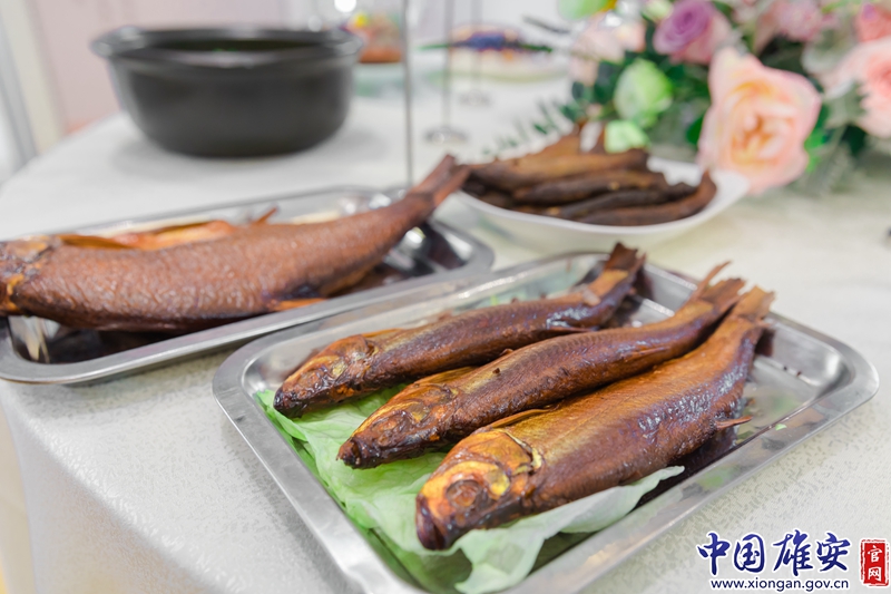 白洋淀熏鱼经传统工艺精心熏制而成，口味独特，营养丰富。中国雄安官网陈凯昆 摄