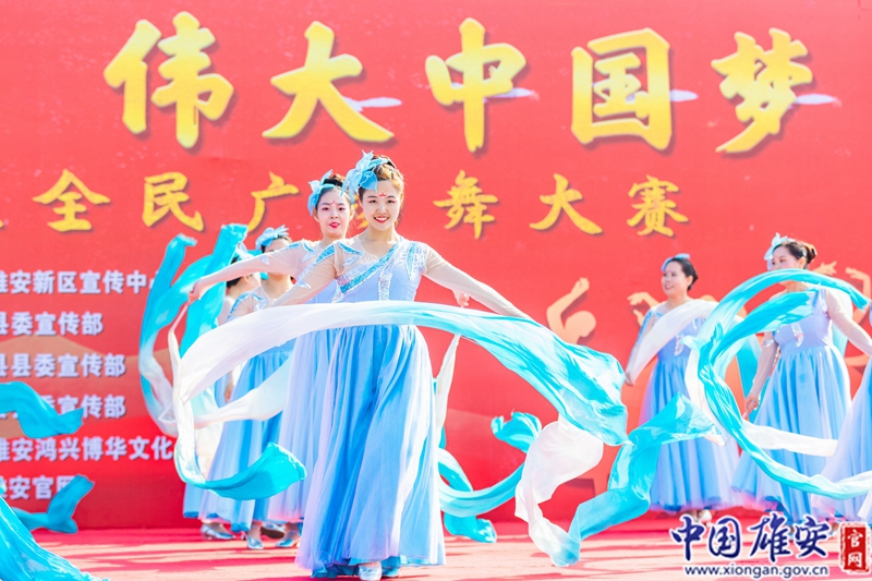 凭借着精心的编排和舞蹈演员出色的表现，灵动优美的舞蹈《千年雄安》在2019年雄安新区全民广场舞大赛中夺得一等奖。站在队伍中间的90后女孩张含星脸上洋溢着自信的笑容，格外引人瞩目。中国雄安官网记者毛鹤然 摄