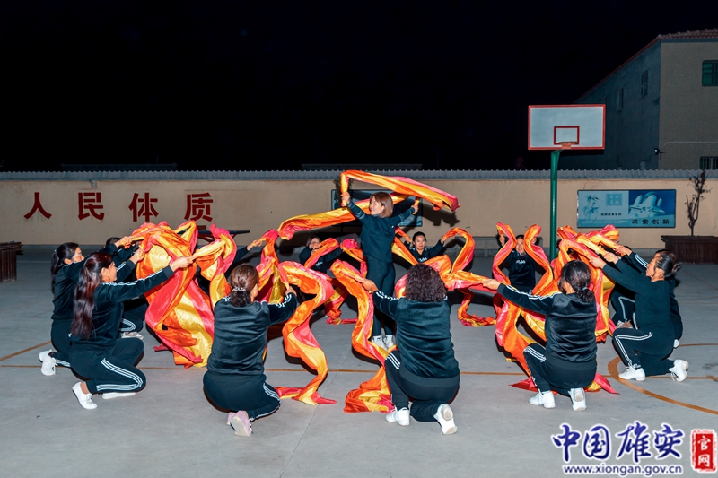 “谁说90后不能跳广场舞？广场舞可不只属于阿姨们哦！”张含星笑着说。作为一名从小就学习舞蹈的专业舞者，张含星在机缘巧合下接触到了安新县缘梦舞蹈队。舞蹈队的大姐知道她会编舞，又是科班出身，便总是向她请教舞蹈动作。一来二去，张含星索性加入了舞蹈队，成为了安新县缘梦舞蹈队的一员。中国雄安官网记者毛鹤然 摄
