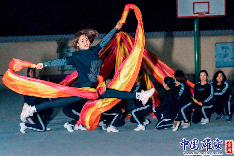 为了更好地准备2019年雄安新区全民广场舞大赛，张含星编排了一支舞蹈，并作为领舞带领大家参加比赛。张含星在这支舞蹈中突破了广场舞以往的传统模式，融入了现代新元素，编创了舞蹈《千年雄安》，以寄托大家对家乡的热爱和期待。中国雄安官网记者毛鹤然 摄