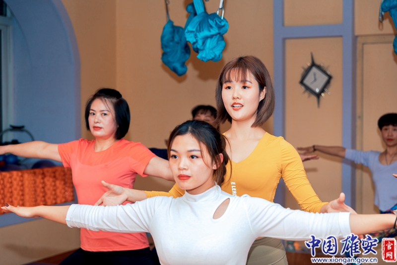 张含星除了利用业余时间教授队员舞蹈外，还开了一家瑜伽馆。2017年，原本打算毕业后留在湖南发展的张含星，放弃了湖南的工作和资源，回到家乡开始创业。中国雄安官网记者毛鹤然 摄
