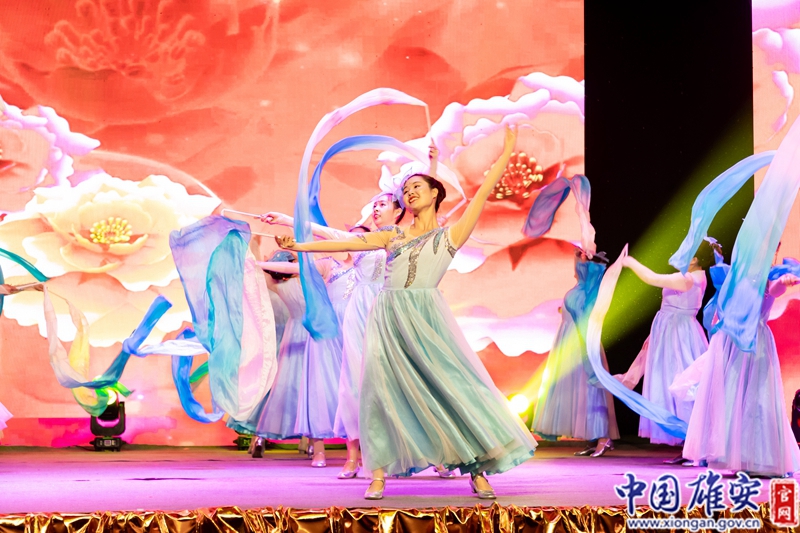 张含星把自己擅长的瑜伽和舞蹈带回家，让家乡的父老乡亲在忙碌的工作之余能放松身心、提升气质、增加自信，展现出自己最佳的精神面貌。图为张含星所在的安新县缘梦舞蹈队在文化惠民巡演活动中进行表演。中国雄安官网记者毛鹤然 摄