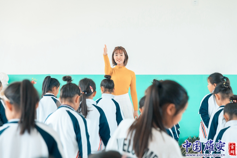 这个90后女孩娇小的身影经常出现在雄安新区安新县“我和祖国手牵手”流动少年宫进校园活动中。在这里，她的身份是一名志愿者，她要教孩子们跳舞。中国雄安官网记者毛鹤然 摄