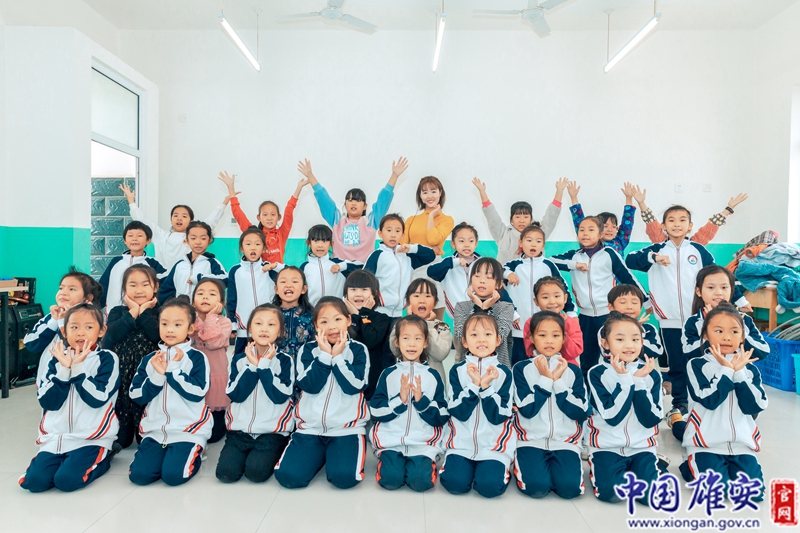 每个周末，张含星都会去不同的学校支教。对于孩子们来说，上舞蹈课的时间是有限的，但是内心所收获的喜悦和成长是无限的。看到孩子们脸上洋溢着灿烂的笑容，张含星的脸上也乐开了花。中国雄安官网记者毛鹤然 摄