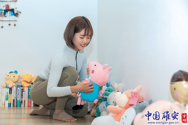 张含星每天的时间都安排得满满的，一天要上好几节课，晚上要去给大家指导广场舞，回到家里还要备课，常常十二点多才能睡觉，张含星的妈妈看她这么辛苦，她很心疼。中国雄安官网记者毛鹤然 摄