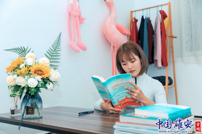 热情开朗，善良乐观，这个90后女孩不仅坚持了自己的梦想，还用所知所学回报家乡。她只是雄安新区新青年的一个缩影，正因为有了她，有了无数个他们，雄安新区才更显朝气蓬勃。中国雄安官网记者毛鹤然 摄