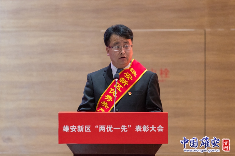 “作为一名共产党员，我不一定是做得最好的，但我一定是干得最用心的。在征迁时我给自己定的目标是：不让任何一个老百姓带着遗憾搬走。面对回迁，我的新目标是：让每一个老百姓带着笑容，幸福地搬入新家。”6月28日，在雄安新区“两优一先”表彰大会上，王占忠作为雄安新区基层优秀共产党员代表，站在台上发言。中国雄安官网记者牛思佳 摄