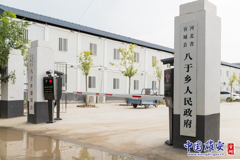 雄安新区容城县八于乡大张堡村位于县东北部（现容东片区北部），全村共291户。王占忠是大张堡村党支部书记、村委会主任，带领全村人民致富奔小康。雄安新区设立以后，2019年因容东片区和容易线建设需要，大张堡村需进行部分征迁；2020年因雄安郊野公园项目需要，大张堡村整村需进行征迁。作为村干部的王占忠，总是冲锋在征迁一线。中国雄安官网记者牛思佳 摄