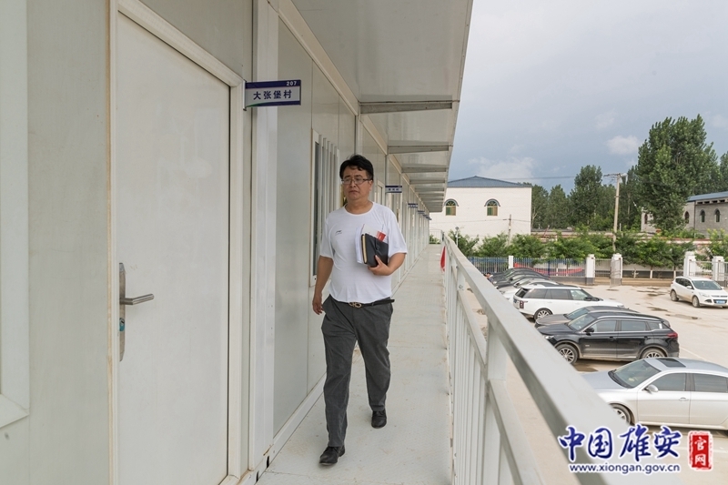 自征迁安置工作启动以来，王占忠每每跟着征迁驻村工作队员入户调查，给群众宣传和解释新区征迁安置政策，以实际行动践行着“全心全意为人民服务”的使命和担当。王占忠以身作则、率先垂范，带头提交搬迁腾退申请书，支持新区发展建设，充分发挥了党员干部的先锋模范作用。中国雄安官网记者牛思佳 摄