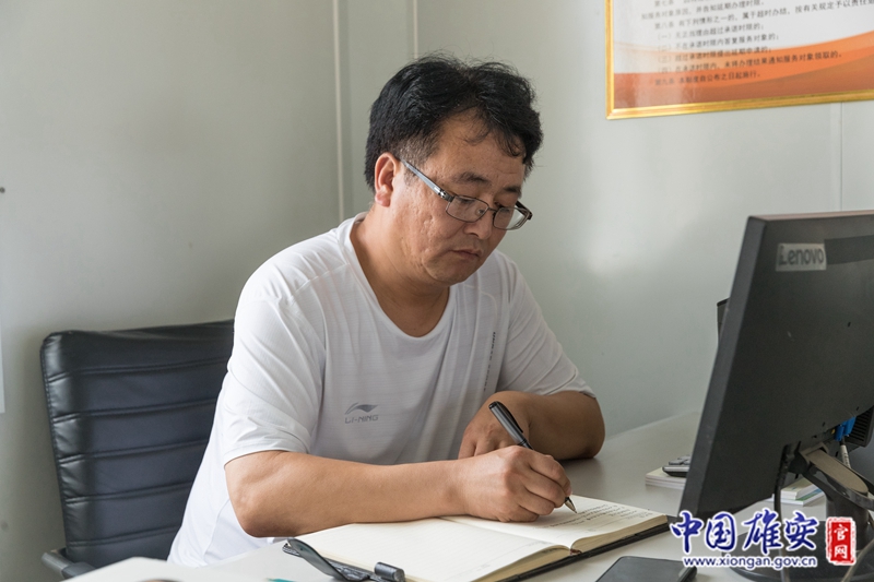 工欲善其事，必先利其器。征迁安置工作结束不久，回迁工作也随即启动，王占忠主动学习相关政策，力求学精学透，更好服务群众。无论是分房摇号的小程序操作，还是住房分配办法、契税缴纳政策、公共维修基金政策、网签备案流程、村民回迁后享受的相关政策，王占忠都了然于胸。“只有把各项回迁政策弄通弄懂，才能做好群众的思想工作。”王占忠说。中国雄安官网记者牛思佳 摄