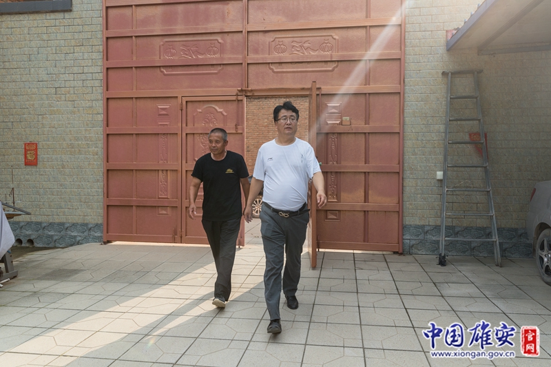 王占忠总是从群众的角度思考问题，详细分析每个家庭的情况，“一户一策”，形成工作预案，提前预防、化解可能出现的矛盾隐患。图为王占忠与原村委会主任来到村民夏全贵家中为其介绍回迁相关政策和流程。夏全贵将于2022年下半年回迁，现与老伴居住在八于乡李庄村女儿家中。中国雄安官网记者牛思佳 摄