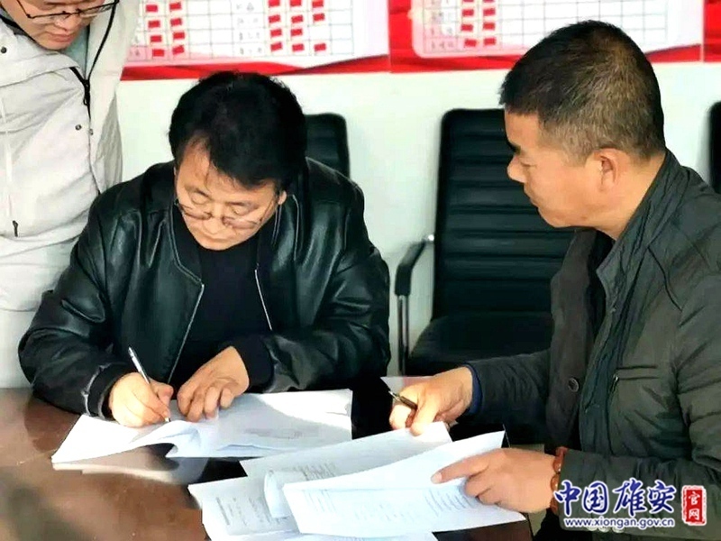 王占忠还安排专人对村民的各类情况进行归类汇总，多次核实并记录在册。“村民的诉求多种多样，村‘两委’解决不了的我们就协调驻村工作组或者有关职能部门，全力在最短的时间内让村民们满意。”王占忠认为，只有设身处地想村民之所想，才能得到群众的认可、理解和信任。他带领着村干部，奔忙在征迁安置第一线，细致做好征迁群众思想工作，干群一心，为雄安建设持续贡献力量。中国雄安官网发