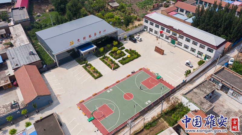 2020年初，兰占友带领村“两委”筹集资金180万元，高标准打造了雄县首个集“党建活动、为民服务、培训教育、协商议事、文化宣传”等功能为一体的党群服务中心。该中心配有综合服务站、党群服务大厅、党建文化展示区、农家书屋、可容纳百人的多功能会议室、文体活动广场，推行一站式便民服务，做到服务群众零距离。中国雄安官网记者毛鹤然 摄