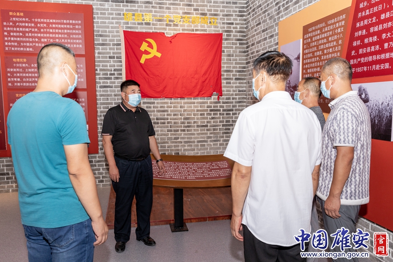 “生命可以透支，使命却不能欠账。”兰占友说。在完善硬件建设的同时，兰占友在队伍建设、制度建设上大做文章，全面发挥基层党组织战斗堡垒作用和党员先锋模范作用。每月15日，兰占友定期组织全村党员集中学习，通过支部书记讲党课、专人领学、重温红色经典等多种方式，让党员学党史、学理论，并撰写学习心得体会。同时，兰占友注重在致富能手、退伍军人和返乡创业知识青年中发展党员，不断壮大党组织力量。通过制度的建立与实施，进一步凝聚了党心民心，为各项工作的顺利开展奠定了良好的基础。中国雄安官网记者毛鹤然 摄