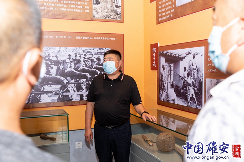 米家务镇是红色革命老区。依托党群服务中心，米东大村打造了冀中十分区抗战纪念馆。如今，纪念馆已经接待了一批又一批参观者，兰占友向他们介绍抗日战争时期，米家务人民在党的领导下进行的伟大斗争，纪念英勇赴义的革命英烈，希望红色精神能传承发扬。“这些伟大的事迹、动人的精神，需要代代相传，所以我必须站好这班岗，要让村民知道我们身上流着英雄先烈的血，要用这种精神在新时代建设好我们的家园。”兰占友说。中国雄安官网记者毛鹤然 摄