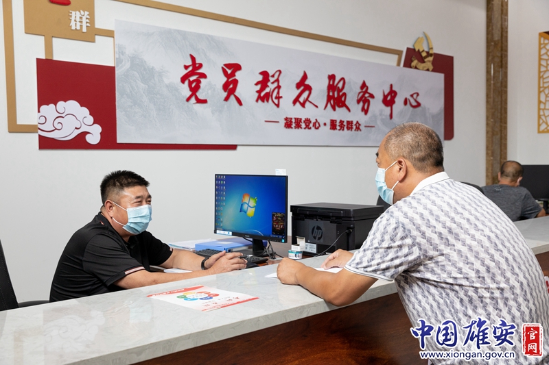 “大队搬新家了，宽敞明亮，我们办事更方便了。”村民们对党群服务中心赞叹不已。如今，米东大村智能现代的党员群众服务中心成了村里的“新地标”，村民们有啥生活上解决不了的难题，都爱往这里跑。一位村民说：“一到这儿，心就踏实了，兰书记总有办法帮着解决困难。”办公间隙，兰占友说：“作为一名老党员，服务群众是我的职责，我只是做了一些我应该干的事儿。”中国雄安官网记者毛鹤然 摄