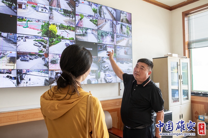 “我们充分运用信息科技手段，提升管理效率。”兰占友指着身侧的智慧监控平台说，有了它，村干部能够实时把控村内交通、卫生、治安等情况，数块监控视频可随时切换，村内主要交通路口、重点区域一目了然，基本实现了监控全覆盖，为基层社会治理保驾护航。中国雄安官网记者毛鹤然 摄