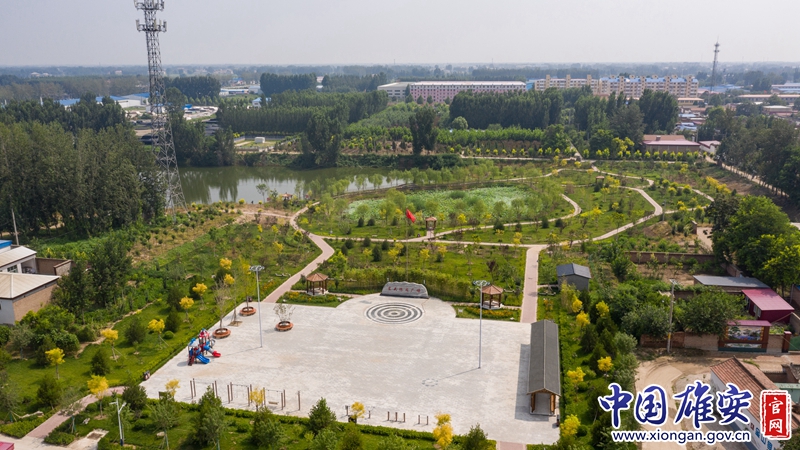 一枝独秀不是春，百花齐放春满园。党群活动中心建设过程中，兰占友没闲着，他瞄准村里的脏乱空地和小水坑，把人居环境整治提升作为支部重点工作。除了定期组织党员和群众对村内外公共地段、道路两侧、沟渠等进行全方位无死角清理，兰占友还带领大家完成了村内污水管网改造4000余米，旱厕改造215座，修建3处公共卫生间。2020年，占地53亩集保护生态、美化环境、文化传承、休闲娱乐于一体的休闲广场竣工完成，内设65平方米的大型音乐喷泉、人工湖、廊道、凉亭等娱乐设施，成为村民休闲娱乐的好去处。中国雄安官网记者毛鹤然 摄