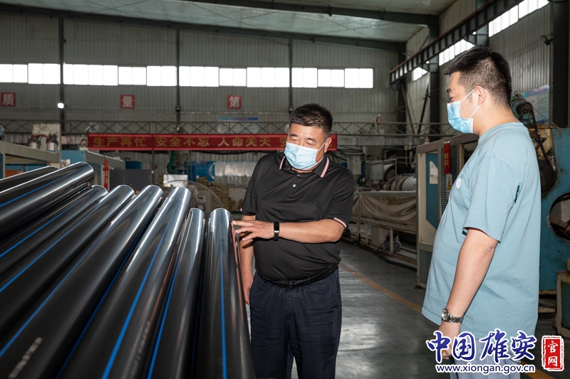 在京津冀协同发展的大背景下，兰占友不断拓展思路，深挖阻碍发展的历史根源，研究解决发展瓶颈，加大招商力度和科学规划，大力发展并壮大了电线电缆和塑料管材行业，种类丰富，产品远销全国各地。目前，米东大村已有近20家外地客商来村里投资办厂，在村内形成了线缆产业集群。中国雄安官网记者毛鹤然 摄