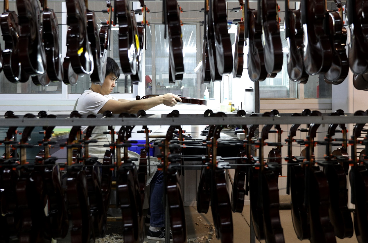 工人正在武强县的西洋乐器生产基地进行生产。 陈康摄