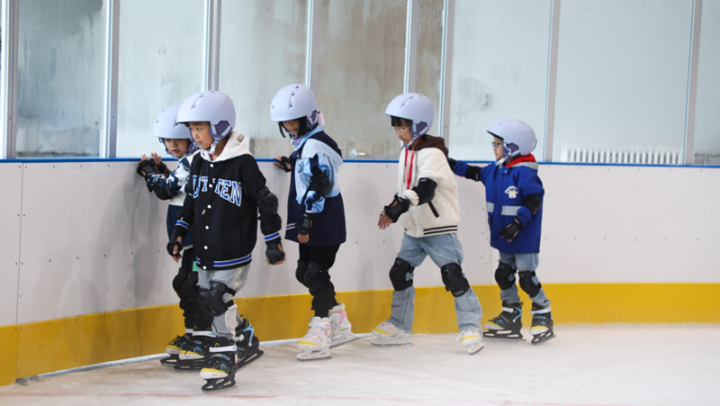 儿童友好看雄安丨童真童趣共叙冰上奇缘