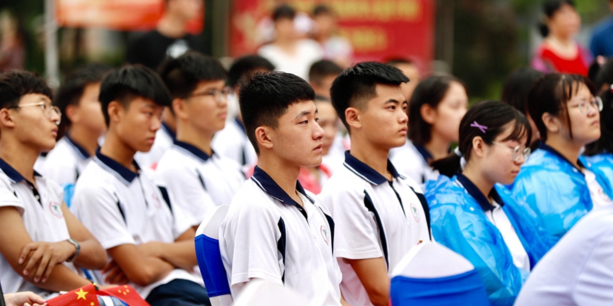 现场的学生认真听宣讲