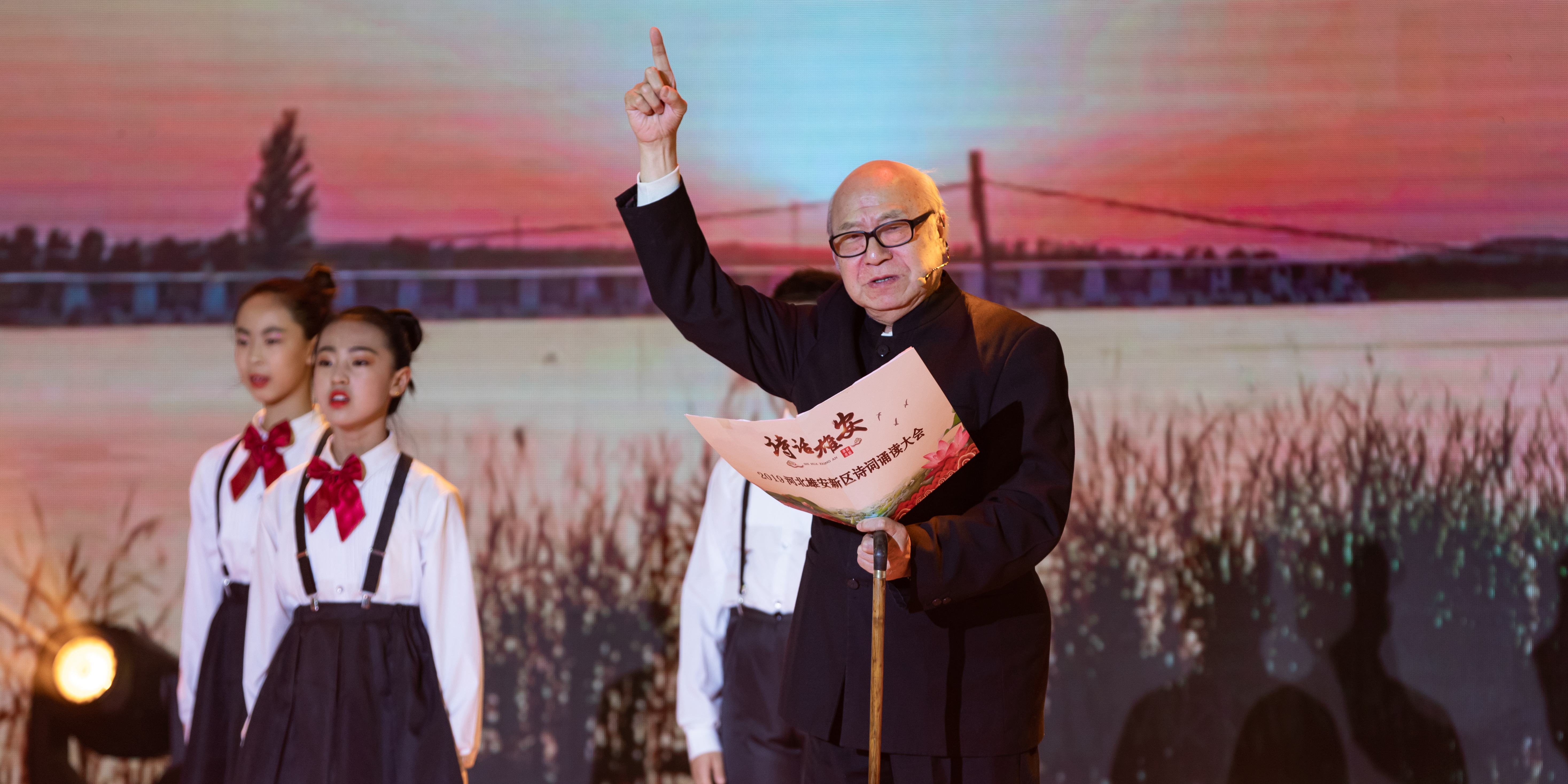 诗朗诵《我只想依偎这片土地》