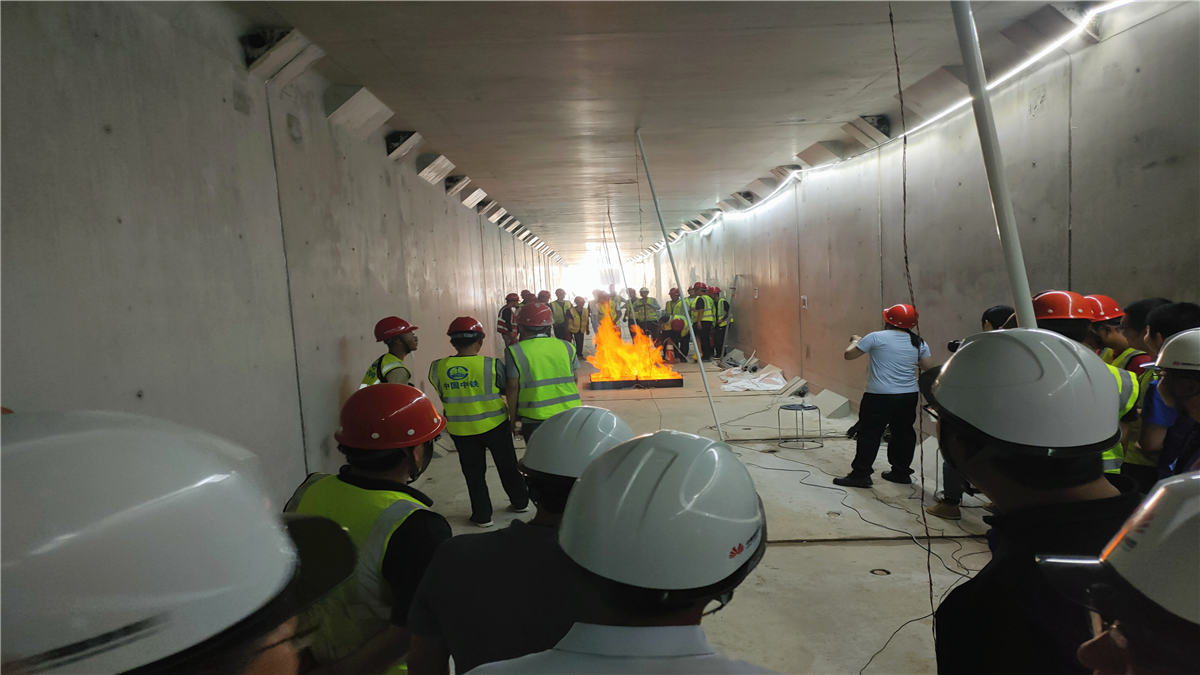 雄安新区应急管理局同雄安集团基础公司在启动区地下综合管廊建设项目开展火灾事件人员疏散与应急处置演练